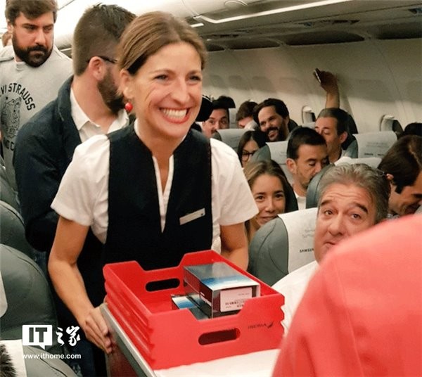 羡慕!西班牙某航班200名乘客免费获得三星Note8 grey.gif