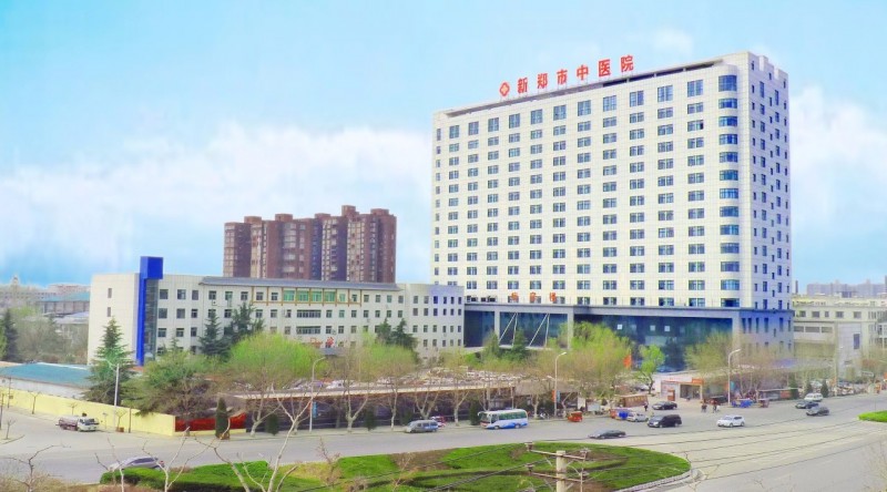 在新郑市中医院的后花园里,有一幢三层的白色大楼,远远望去,一楼的