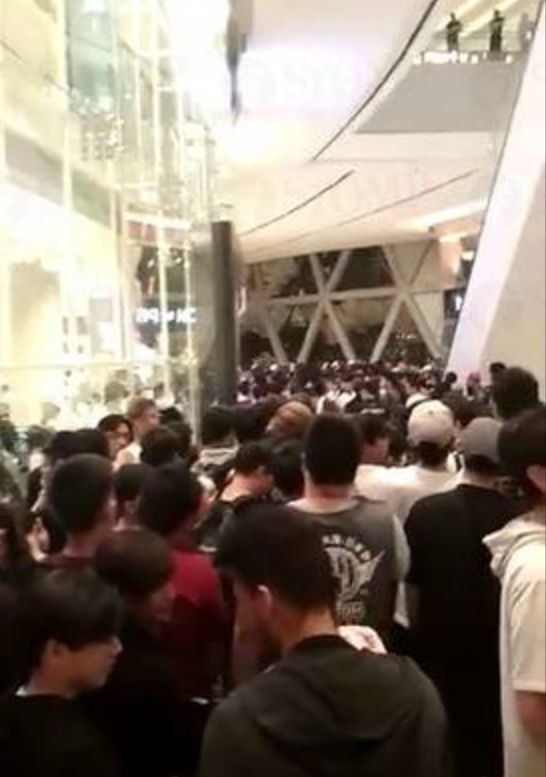 为了抢双鞋,新加坡人民实力上演“丧尸围城”,钻卷门还算个啥?-热点新加坡